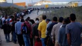 قناة عبرية: مستوطن يُهرب المئات من العمال الفلسطينيين للداخل عبر فتحات الجدار