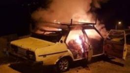 مستوطنون يحرقون مركبتين خاصتين ويخطّون شعارات عنصرية بالعبرية.jpg