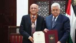 الرئيس يقلد العالم الفلسطيني البروفيسور منير نايفة نجمة الاستحقاق لدولة فلسطين.jpg