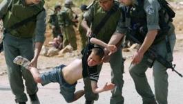 الاحتلال يعتدي على طفلين أثناء اعتقالهما.jpg