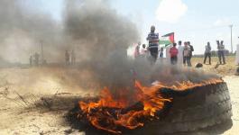 بالصور: عشرات الشبان يتظاهرون على حدود غزة ويشعلون الإطارات المطاطية
