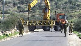 الاحتلال يُغلق طريق بيت عينون شمال الخليل بالبوابات الحديدية