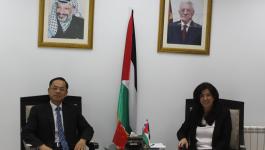 عودة تبحث التعاون المشترك مع سفير الصين لدى فلسطين.JPG