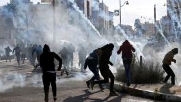 إصابات بالاختناق خلال قمع الاحتلال مسيرة سلمية في المزرعة الغربية