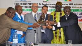 سفار فلسطين في السنغال تسلّم جائزة عرفات للسلام والحرية.jpg