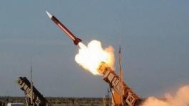 الحوثيون يطلقون صاروخًا باليستيًا على قاعدة عسكرية سعودية.jpg