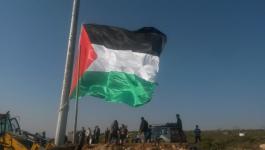 رفع علم فلسطين فوق سارية وسط الخليل.jpg