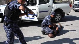 الشرطة تقبض على تاجر مخدرات في نابلس.jpg