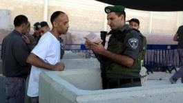الاحتلال يسحب تصاريح العمل من أقارب منفذ عملية الدهس