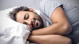 دراسة : رسائل الجسم 8 أسباب توقظك من نومك العميق في الليل