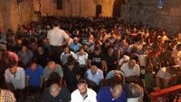 آلاف المقدسيين يؤدون صلاة المغرب في أقرب نقاط للأقصى رفضاً لإجراءات الاحتلال.jpg