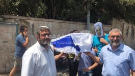 بالصور: إسرائيليون يحملّون نعشاً لـ
