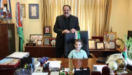 الطفل المبدع أحمد سمودي على مقعد الوزير صيدم