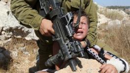 الاحتلال يعتدي بالضرب على طفل.jpg