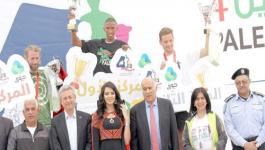 الرجوب يتوج الفائزين بسباقات ماراثون فلسطين الدولي الخامس.jpg
