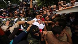 بالفيديو والصور: الجماهير الفلسطينية تُشيّع جثامين شهداء 
