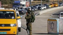 قوات الاحتلال تنصب حاجز عسكري على مفترق بيت عنون بالخليل