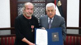 الرئيس يقلد الفنان التشكيلي طالب الدويك وسام الثقافة والعلوم والفنون.JPG