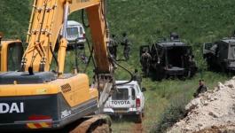 طوباس: الاحتلال يستولي على جرافة وشاحنة في قرية عاطوف