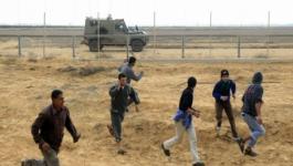 الاحتلال يزعم: شبان وضعوا علمين مفخخين على حدود غزة أمس