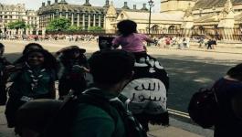 بريطاني يتجول بعلم داعش 