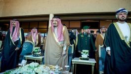 بالفيديو: رد فعل الملك سلمان أثناء مدح عسكري سعودي لأهل قطر