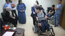 تسليم كراسي كهربائية لمساعدة ذوي الإعاقة