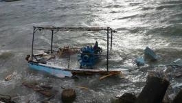 الأمواج والرياح تدمران مركب صيد كبير بميناء غزة