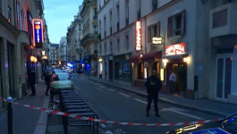 بالصور: مقتل شخص وإصابة 4 آخرين بهجوم نفذه مسلح بسكين في باريس