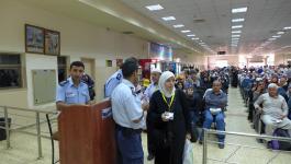 سلطات الاحتلال تمنع عشرات المواطنين من السفر عبر معبر الكرامة.jpg
