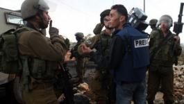 قوات الاحتلال تعتدي على ناشط وطاقم تلفزيون فلسطين