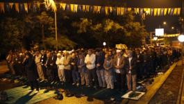 مصلين أتراك في ساحة متحف  آيا صوفيا 