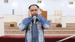 فلبيني يؤذن .