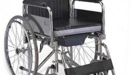  تسليم كرسي متحرك لمساعدة المرضى وكبار السن على حاجز الجلمة