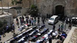 مئات المقدسيين يؤدون صلاة الظهر أمام مداخل المسجد الأقصى 