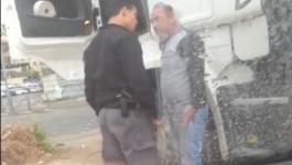 اعتداء شرطي إسرائيلي على سائق مقدسي.jpg