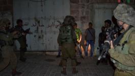قوات الاحتلال تشن حملة اعتقالات ومداهمات في أنحاء الضفة 