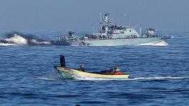 بحرية الاحتلال تُسيطر على قارب فلسطيني وتقتاد من عليه إلى ميناء 