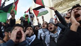 آلاف من الفلسطينيين واللبنانيين يتظاهرون في بيروت رفضاً للقرار الأميركي