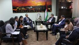 وزير الصحة يبحث تنفيذ مشروع الألواح الشمسية لمستشفيات غزة