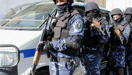 شرطة نابلس تُلقي القبض على مطلوب للعدالة 