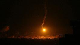الاحتلال يُطلق كميات كبيرة من قنابل الغاز والإنارة على الشريط الحدودي لقطاع غزة