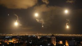 الاحتلال يطلق قنابل إنارة في منطقة جحر الديك