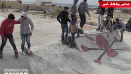 بالفيديو: أطفال غزّيين يمارسون هواية التزلج بمساعدة وفد إيطالي وصل القطاع