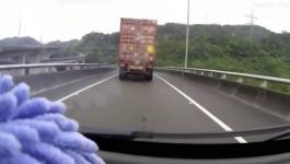 بالفيديو: شاهد ماذا حل بشاحنة مسرعة فوق جسر ؟!