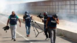 استهداف تجمع للصحفيين بقنابل الغاز شرق مخيم البريج.jpg