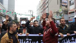 بالصور: خريجو الجامعات والعاطلين عن العمل يعتصمون وسط مدينة غزة للمطالبة بمصدر رزق