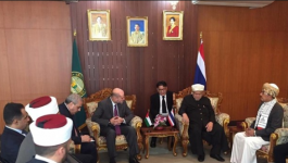 الهباش يدعو رئيس الوزراء التايلاندي إلى زيارة فلسطين خلال لقاءهما في بانكوك.PNG