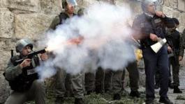 القدس: الاحتلال يُطلق قنابل الغاز المسيل للدموع صوب المواطنين عند مفترق عناتا