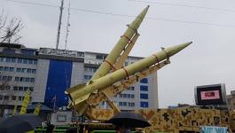 إيران تعرض صواريخًا باليستية 